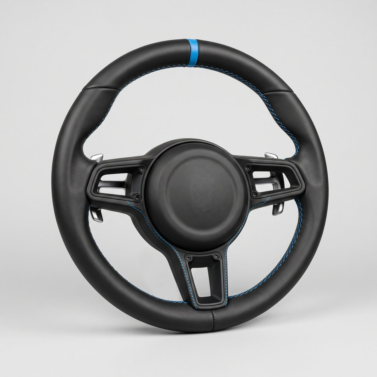 Volante in pelle nappa nera con cuciture e riferimento blu